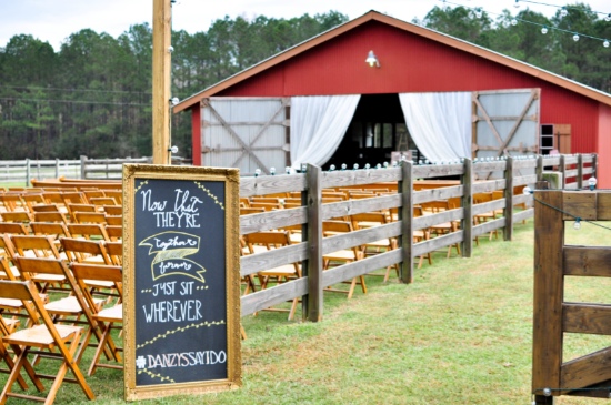 rustic-vintage-red-barn-wedding