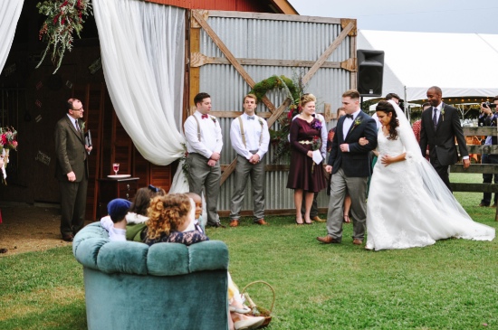 rustic-vintage-red-barn-wedding