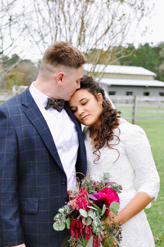rustic-vintage-red-barn-wedding