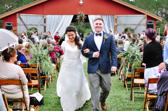 rustic-vintage-red-barn-wedding