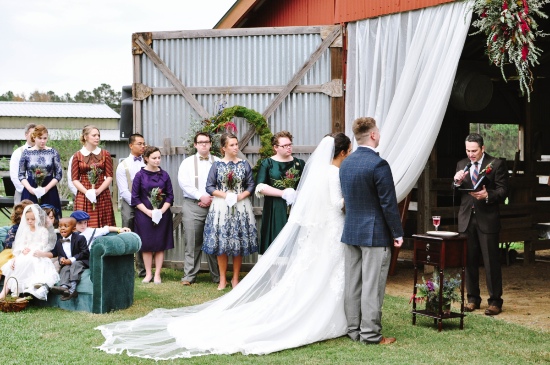 rustic-vintage-red-barn-wedding