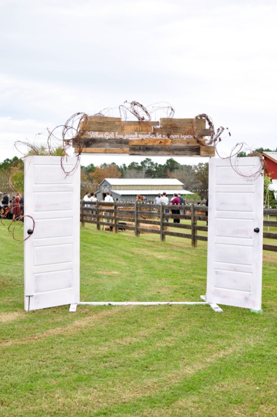 rustic-vintage-red-barn-wedding