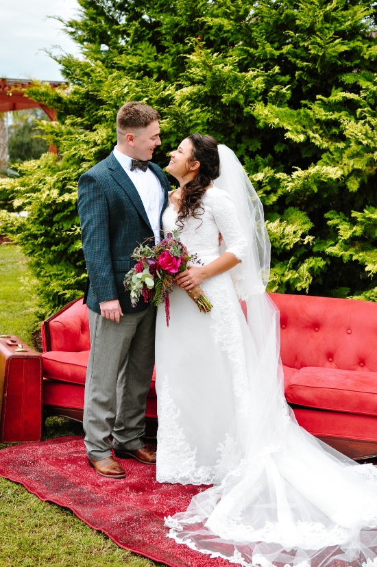rustic-vintage-red-barn-wedding