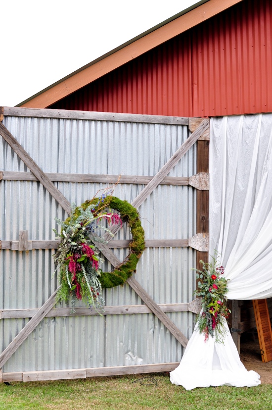 rustic-vintage-red-barn-wedding