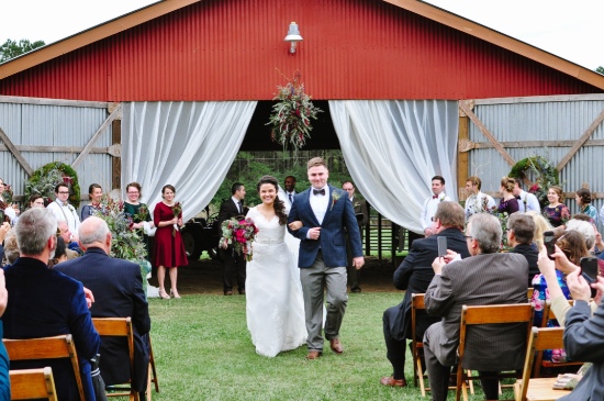 rustic-vintage-red-barn-wedding