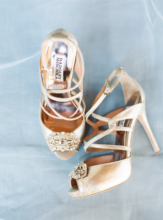 gold wedding shoes @weddingchicks