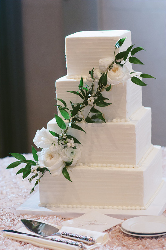 modern wedding cake @weddingchicks