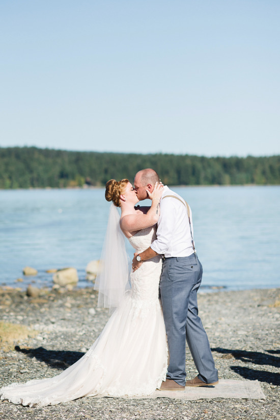 chic-blue-and-gold-outdoor-wedding