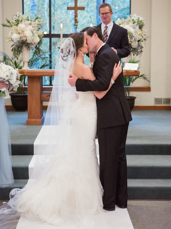 elegant-blue-and-white-wedding