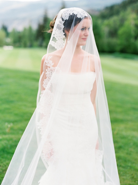 elegant-blue-and-white-wedding