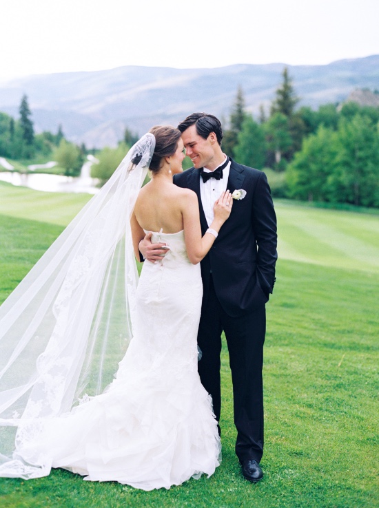 elegant-blue-and-white-wedding