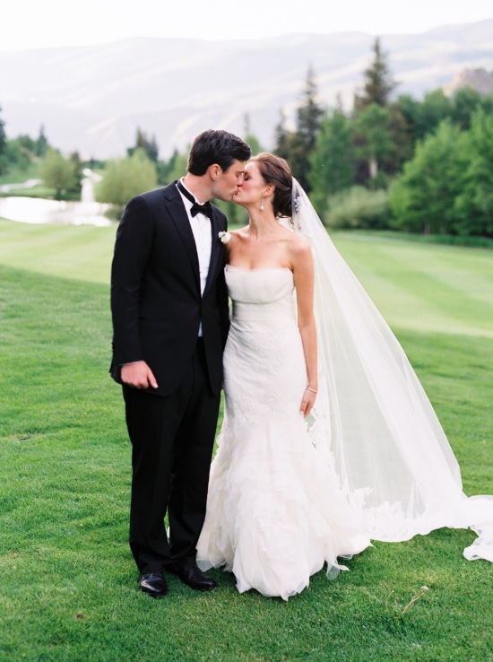 elegant-blue-and-white-wedding