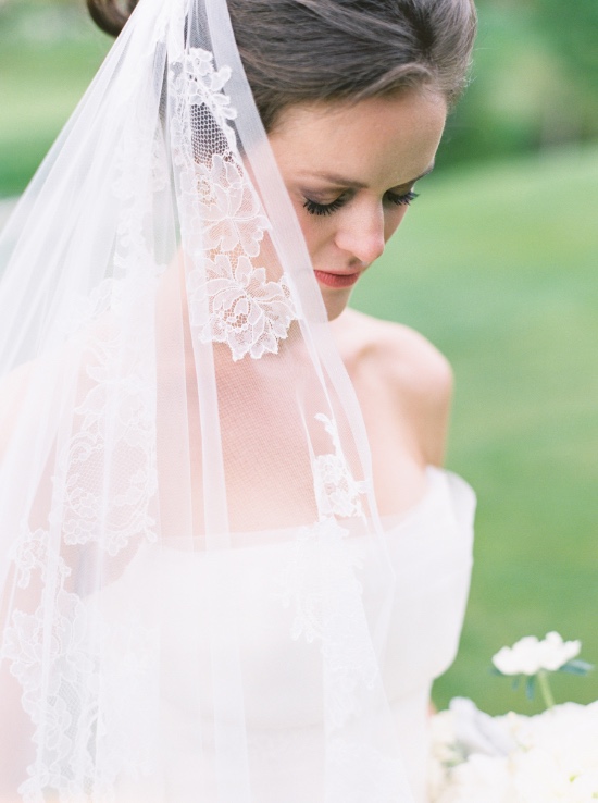 elegant-blue-and-white-wedding