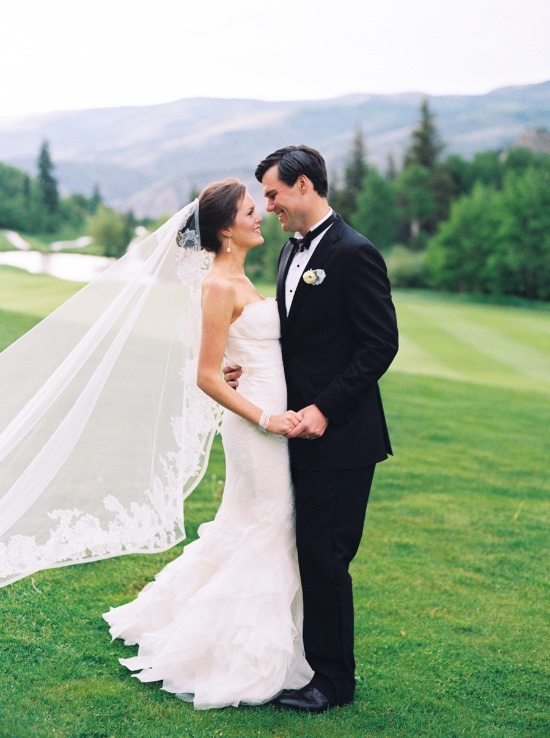 elegant-blue-and-white-wedding