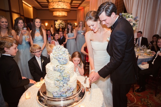 elegant-blue-and-white-wedding