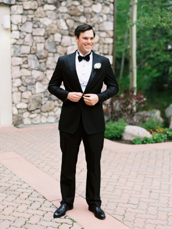 elegant-blue-and-white-wedding
