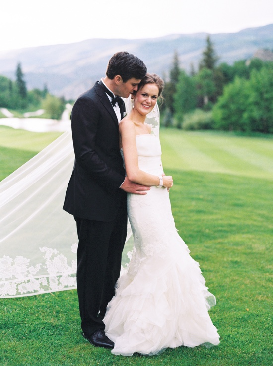 elegant-blue-and-white-wedding