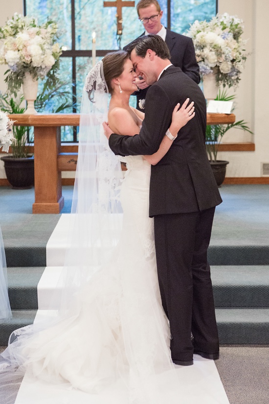 elegant-blue-and-white-wedding