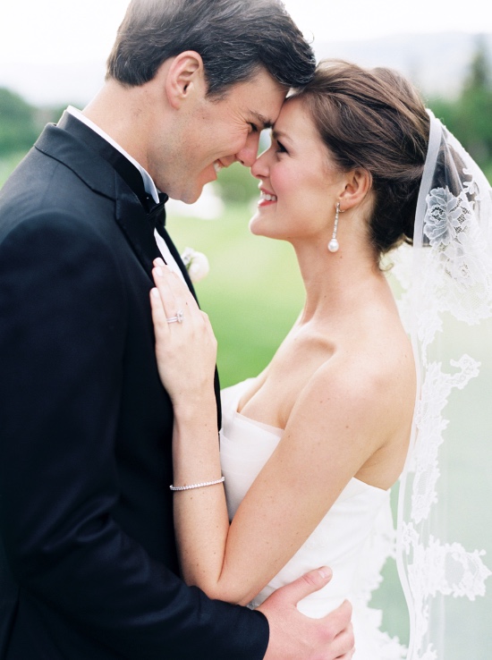 elegant-blue-and-white-wedding