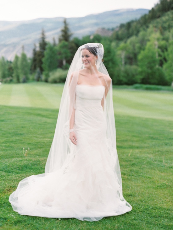 elegant-blue-and-white-wedding