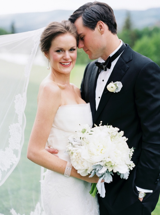 elegant-blue-and-white-wedding