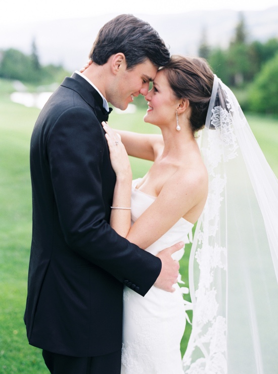 elegant-blue-and-white-wedding