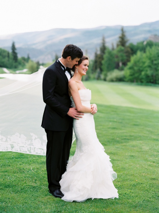 elegant-blue-and-white-wedding