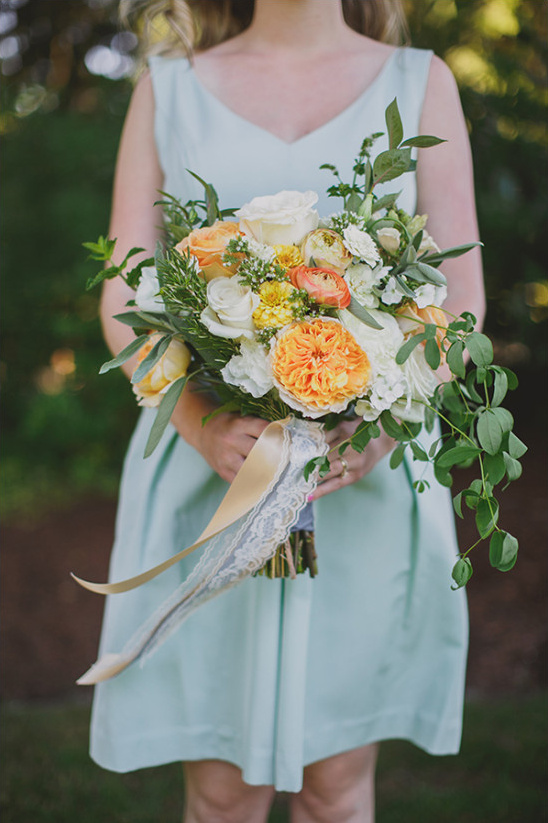 mint bridesmaid with rose bouquet @weddingchicks