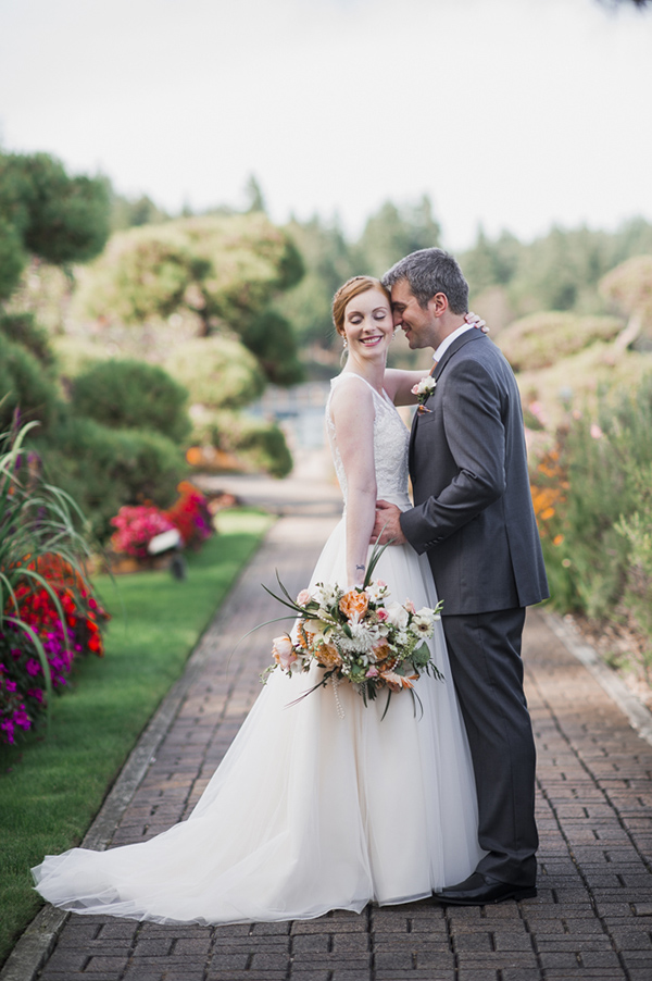 peach-and-orange-garden-wedding