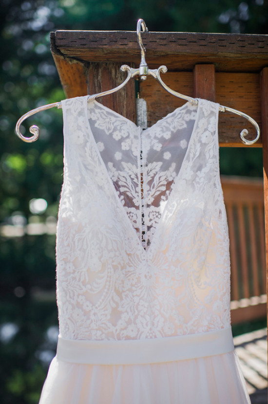 lace sleevless wedding dress
