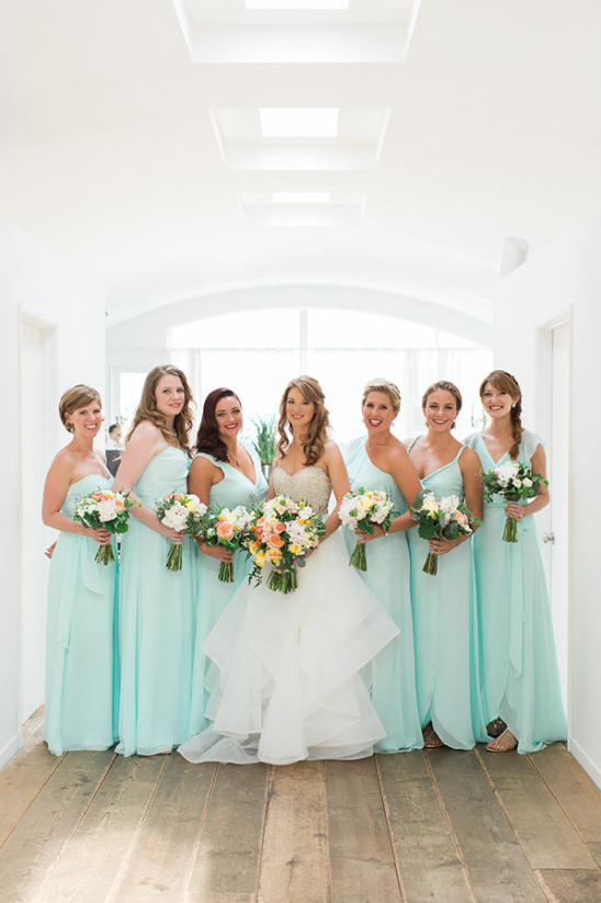 Bride with bridesmaids in mint dresses holding bouquets