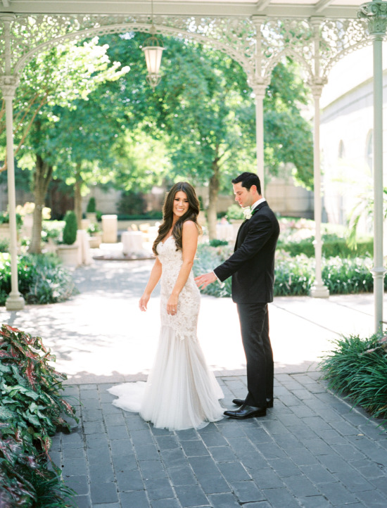glamorous-white-and-gray-wedding