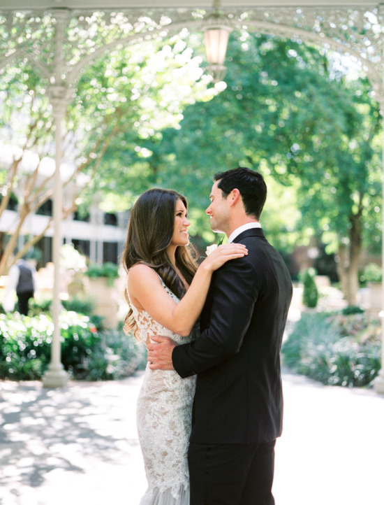 glamorous-white-and-gray-wedding