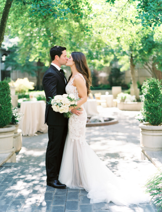 glamorous-white-and-gray-wedding