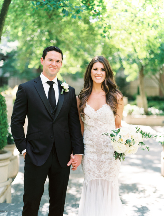 glamorous-white-and-gray-wedding