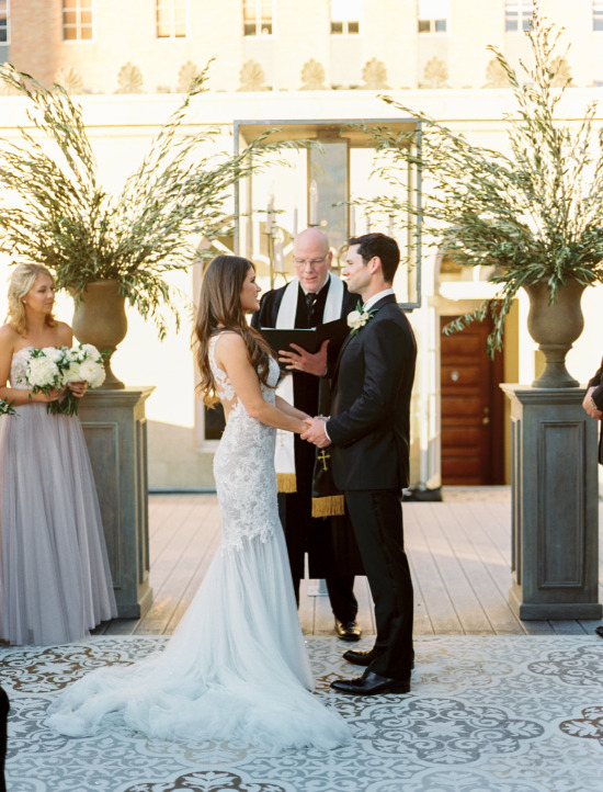 glamorous-white-and-gray-wedding
