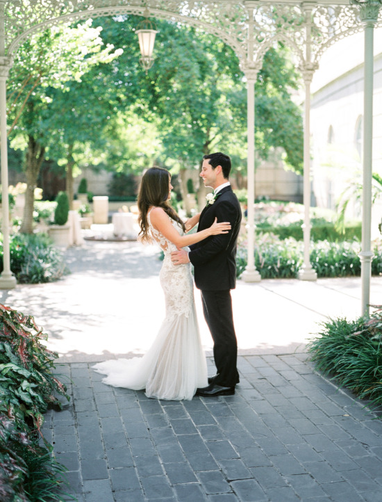glamorous-white-and-gray-wedding