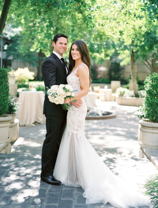 glamorous-white-and-gray-wedding