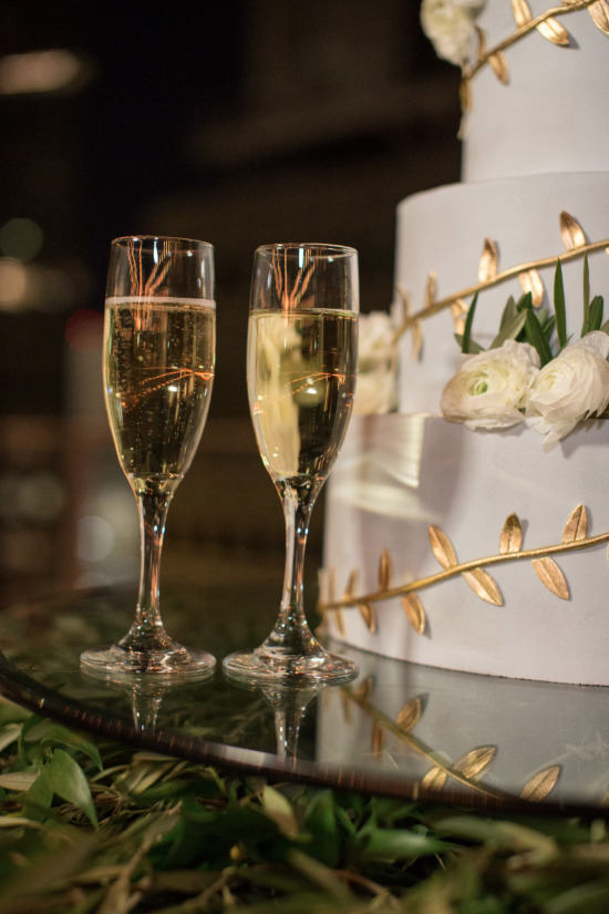 glamorous-white-and-gray-wedding