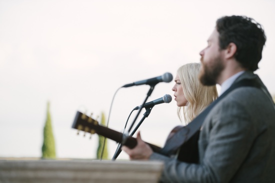 shades-of-red-rustic-wedding