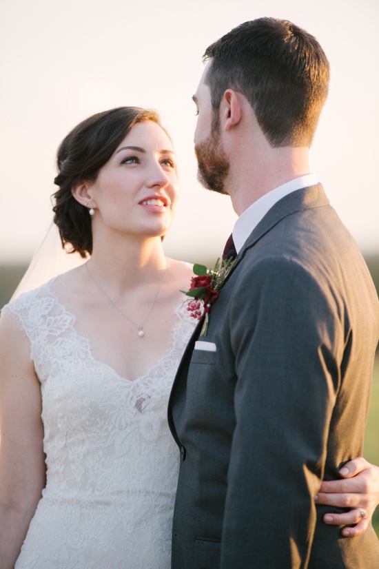shades-of-red-rustic-wedding
