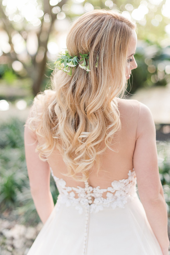 loose flowing wedding curls with mini flower halo