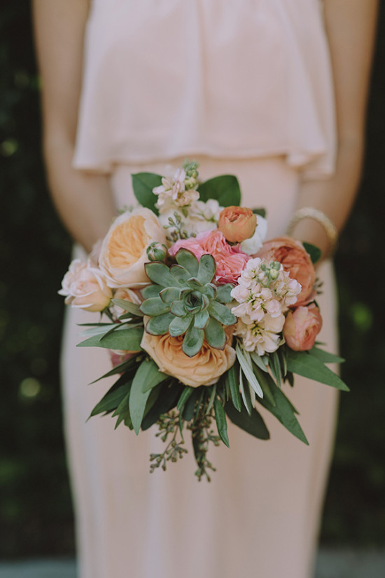 Bridesmaid bouquet in peachy tones