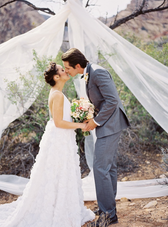 elegant-outdoor-wedding-at-red-rocks