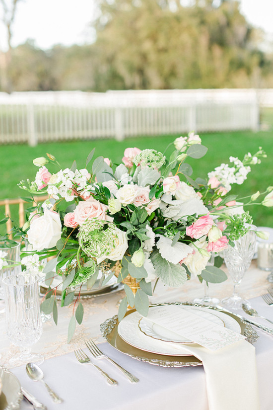 pink white rose and queen annes lace centerpiece