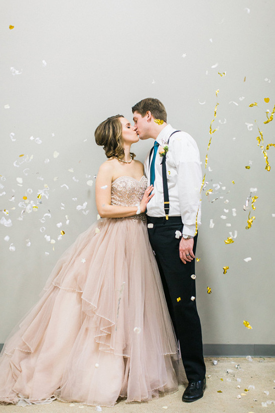 cute wedding confetti photo idea