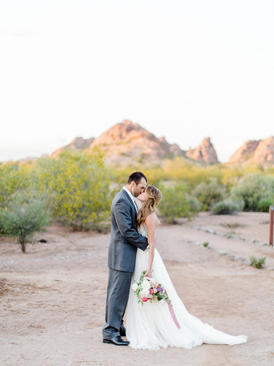 Desert kiss wedding photo idea