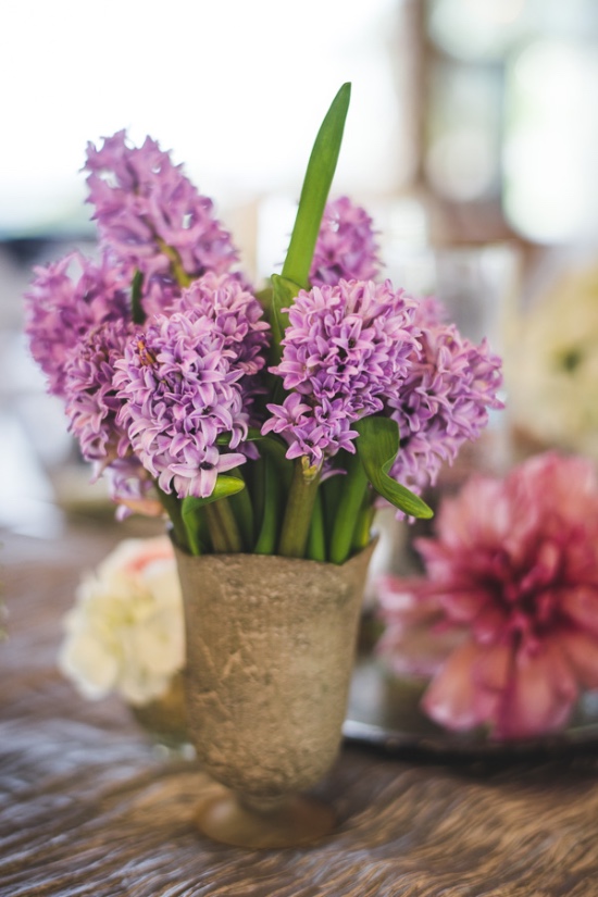 stylish-rustic-purple-and-white-wedding