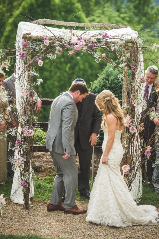 stylish-rustic-purple-and-white-wedding