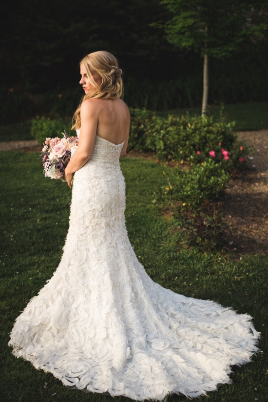 stylish-rustic-purple-and-white-wedding
